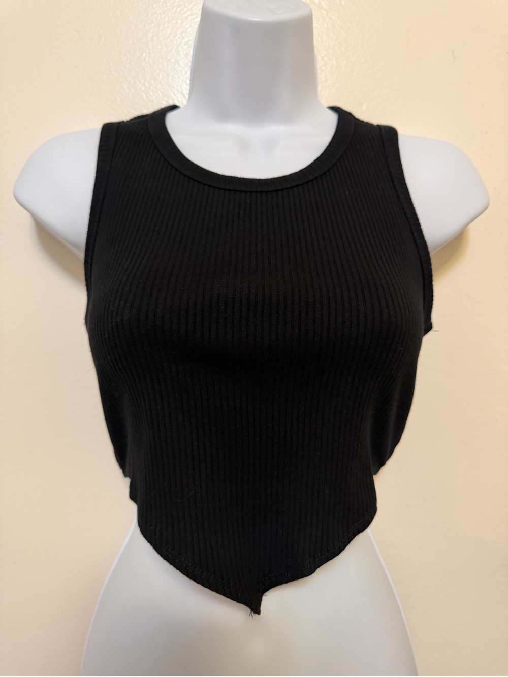 SHEIN Black Ribbed Point Hem Crop Tank